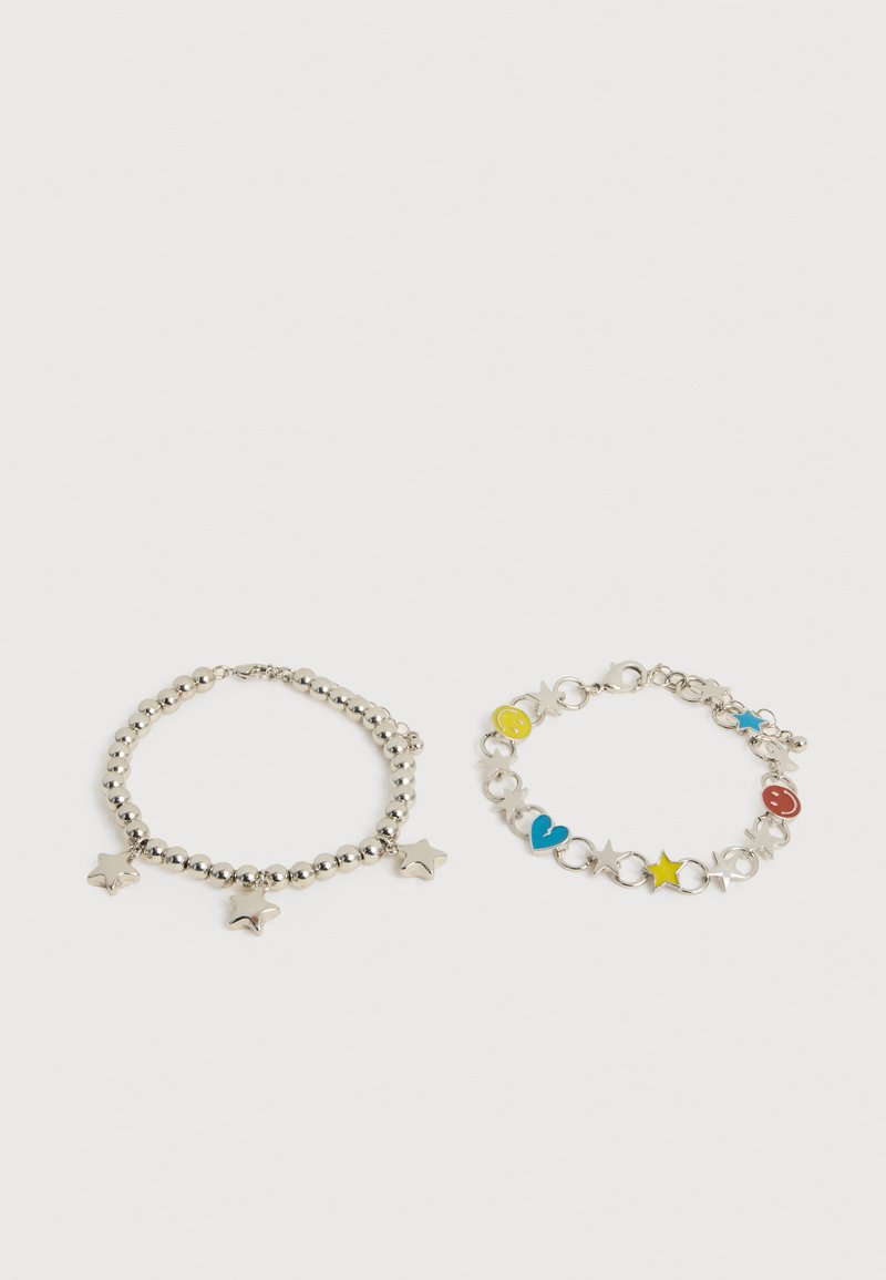 Δύο ασημένια βραχιόλια με γοητείες, το ένα με γοητείες σε σχήμα αστεριών και το άλλο με πολύχρωμες σμάλτο γοητείες, συμπεριλαμβανομένων καρδιών, αστεριών και χαμογελαστών προσώπων.