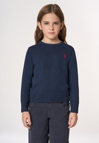 Maglione lavorato a maglia blu navy con scollo rotondo e polsini e orlo a coste. Presenta un piccolo logo rosso sul petto.