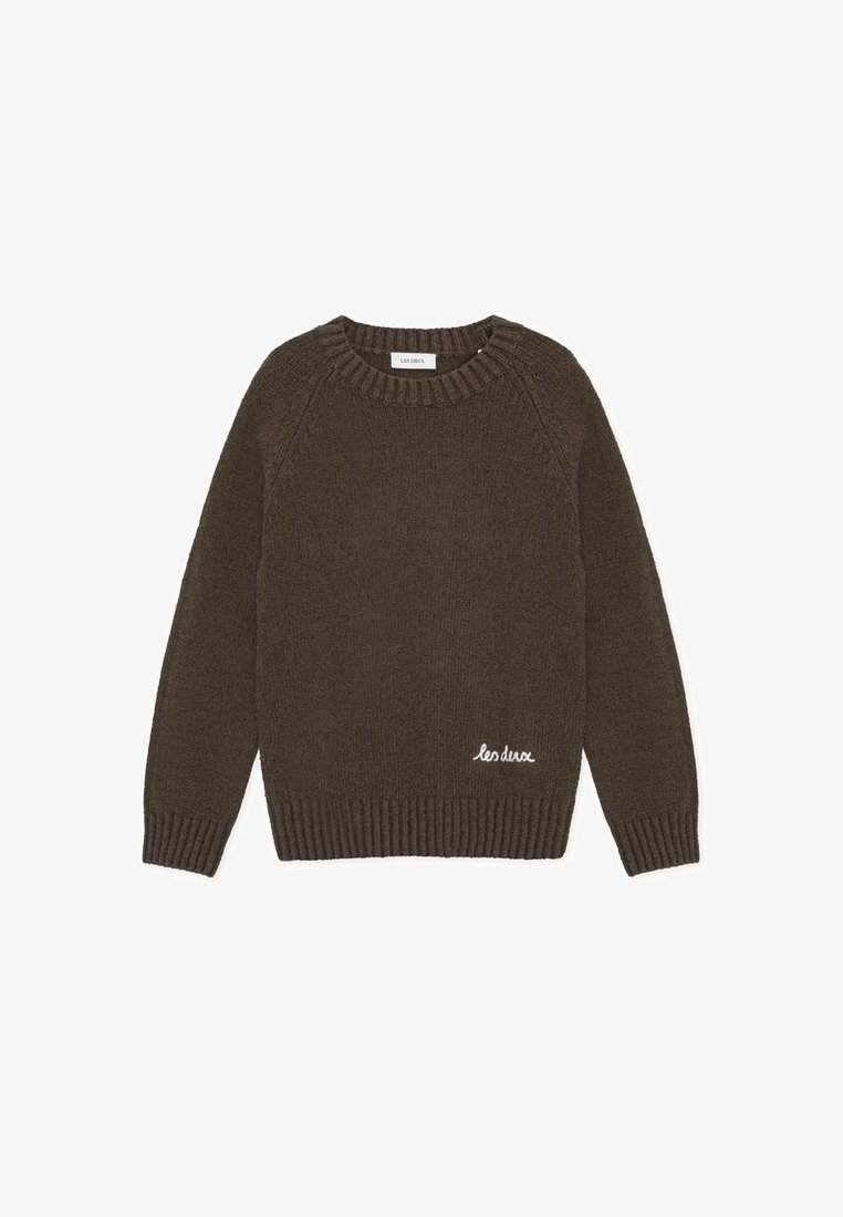 Καφέ πλεκτό πουλόβερ με στρογγυλή λαιμόκοψη, ριμπ μανσέτες και τελείωμα, με κεντημένη λεπτομέρεια "les deux" στο μπροστινό μέρος. Ελαφριά υφή.