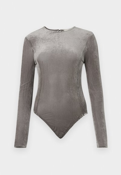 Pitkähihainen bodysuit pehmeästä harmaasta sametista, jossa on pyöreä pääntie, tiukka istuvuus ja nappikiinnitys takana. Sujuva rakenne, minimalistinen muotoilu.