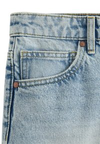 Ljust blå denimjeans med en synlig ficka, kopparnitar och gula sömmar vid midjan. Sliten struktur genomgående.
