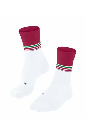 Weiße Socken mit einem roten Bund, die horizontale Streifen in Rot, Grün und Weiß aufweisen. Das Material scheint dehnbar und weich zu sein.