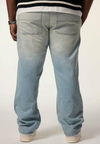 Helle blaue Denim-Hosen mit einer lockeren Passform, die über eine verwaschene Optik, zwei Gesäßtaschen und eine weiche Textur verfügen. Abschließend mit elastischen Bündchen am Saum.