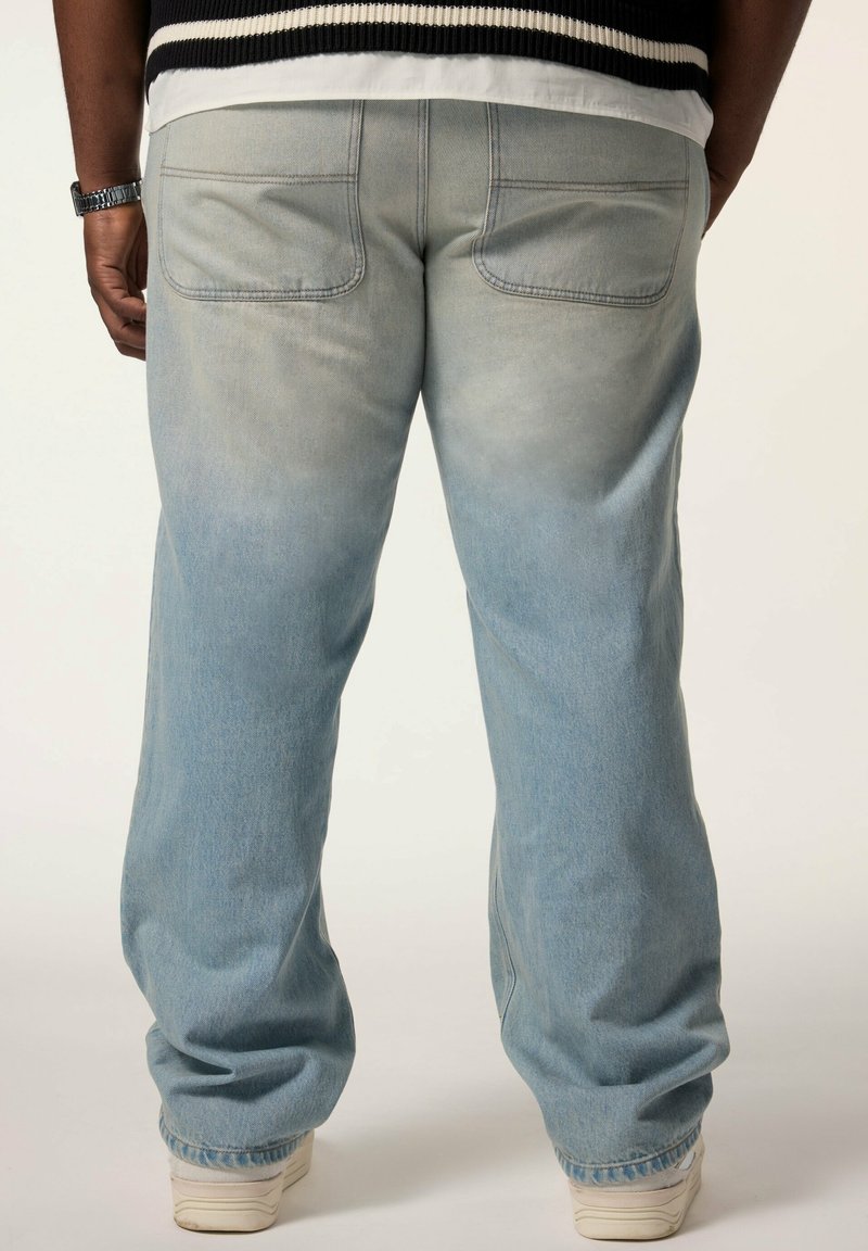 Helle blaue Denim-Hosen mit einer lockeren Passform, die über eine verwaschene Optik, zwei Gesäßtaschen und eine weiche Textur verfügen. Abschließend mit elastischen Bündchen am Saum.