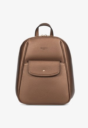 Sac à dos compact en cuir texturé bronze avec poche avant à bouton-pression, poignée supérieure et fermeture éclair dorée.