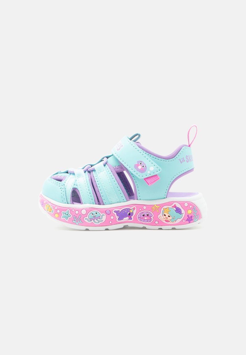 Sandalo per bambino piccolo azzurro chiaro e viola con suola rosa, con illustrazioni di creature marine e sirene, cinturino regolabile con chiusura a strappo.