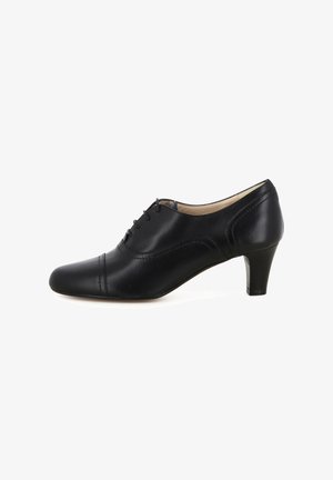 Chaussure à talon en cuir noir avec un bout pointu, un design à lacets et un talon incurvé. Présente des détails de couture le long des côtés.