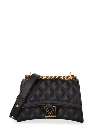 Borsa a tracolla nera trapuntata con catena dorata e chiusura. La parte anteriore presenta un distintivo accento con logo dorato. Texture liscia con forma strutturata.