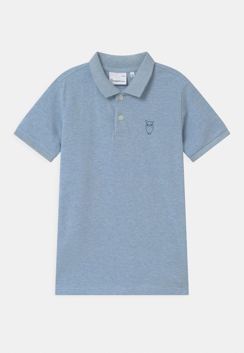 Polo bleu clair à manches courtes avec deux boutons et un petit logo chouette brodé bleu foncé sur la poitrine gauche.