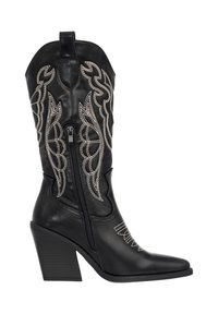 Botines de cowboy de cuero negro con punta afilada, cierre de cremallera y un patrón decorativo de costura blanca a lo largo del eje y los lados. Tacón de bloque de 3 pulgadas.