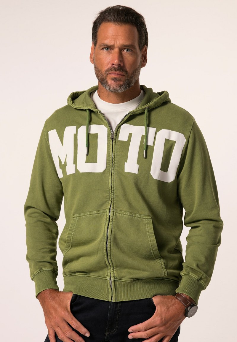 Sudadera con cremallera verde, con gran texto en blanco "MOTO", capucha con cordón, bolsillo canguro y puños de canalé. Tejido suave y texturizado.