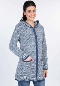 Blaue und weiße gemusterte Kapuzenjacke mit einem Reißverschluss vorne, seitlichen Taschen und kontrastierenden Verzierungen. Verfügt über ein florales Design auf strukturiertem Stoff.