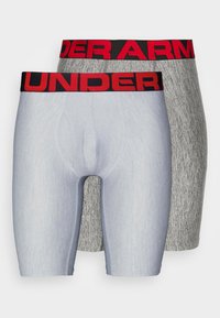Zwei Paare enganliegender Boxershorts: eine einfarbig grau und eine hellblaue Melange mit kontrastierendem schwarzen und roten "UNDER ARMOUR"-Bund.