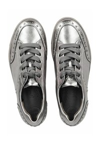 Sneakers metallici argento con punte arrotondate, design con lacci e accenti borchiati lungo i bordi. Pelle texturizzata con suole interne forate.