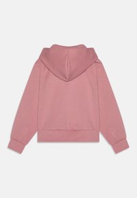 Felpa con cappuccio rosa dal design corto. Presenta polsini e orlo a coste, una texture di stoffa morbida e nessun logo o motivo visibile.