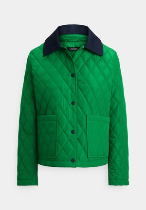 Veste matelassée verte avec col bleu marine, dotée d'une fermeture à boutons sur le devant et de deux poches plaquées. Surface texturée avec motif en losanges.