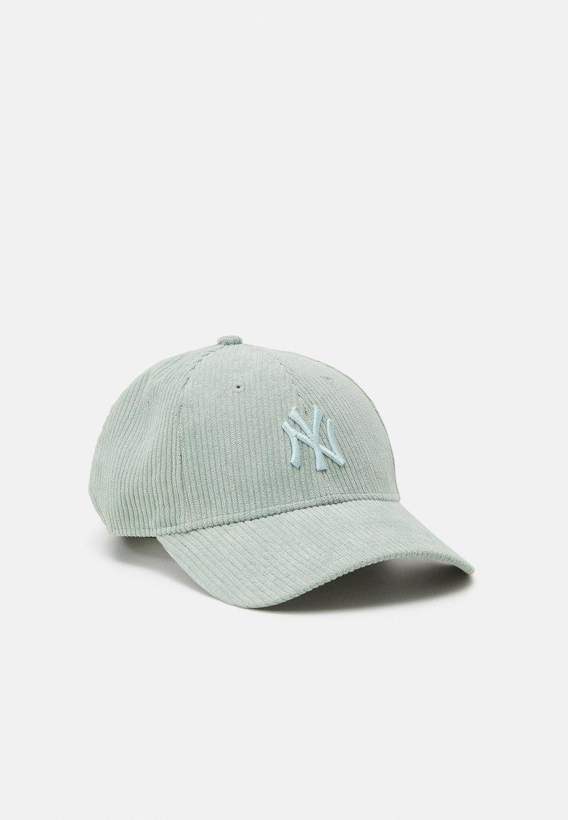 Helle grüne Corduroy-Baseballmütze mit gebogenem Schirm und gesticktem NY-Logo in einem etwas helleren Farbton. Strukturierter Stoff mit sichtbaren Rillen.