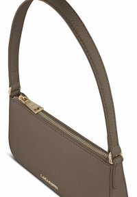 Borsa a tracolla in pelle marrone con zip dorata, forma rettangolare slim e manico corto, caratterizzata da una superficie testurizzata e un accento con logo.