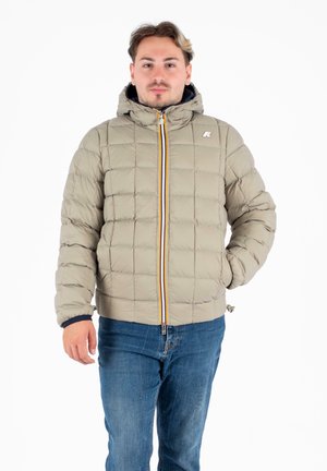 Beige gewatteerde jas met capuchon, voorzien van een gequilt ontwerp, een rits aan de voorkant met multikleurige accenten, en een logo op de linkerborst.