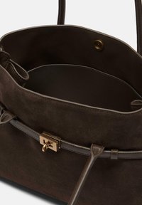 Brązowa torebka zamszowa z skórzanymi akcentami, szerokim otwartym górnym otworem i zapięciem w złotym kolorze. Wnętrze jest gładkie, z minimalnym detalem szwów.