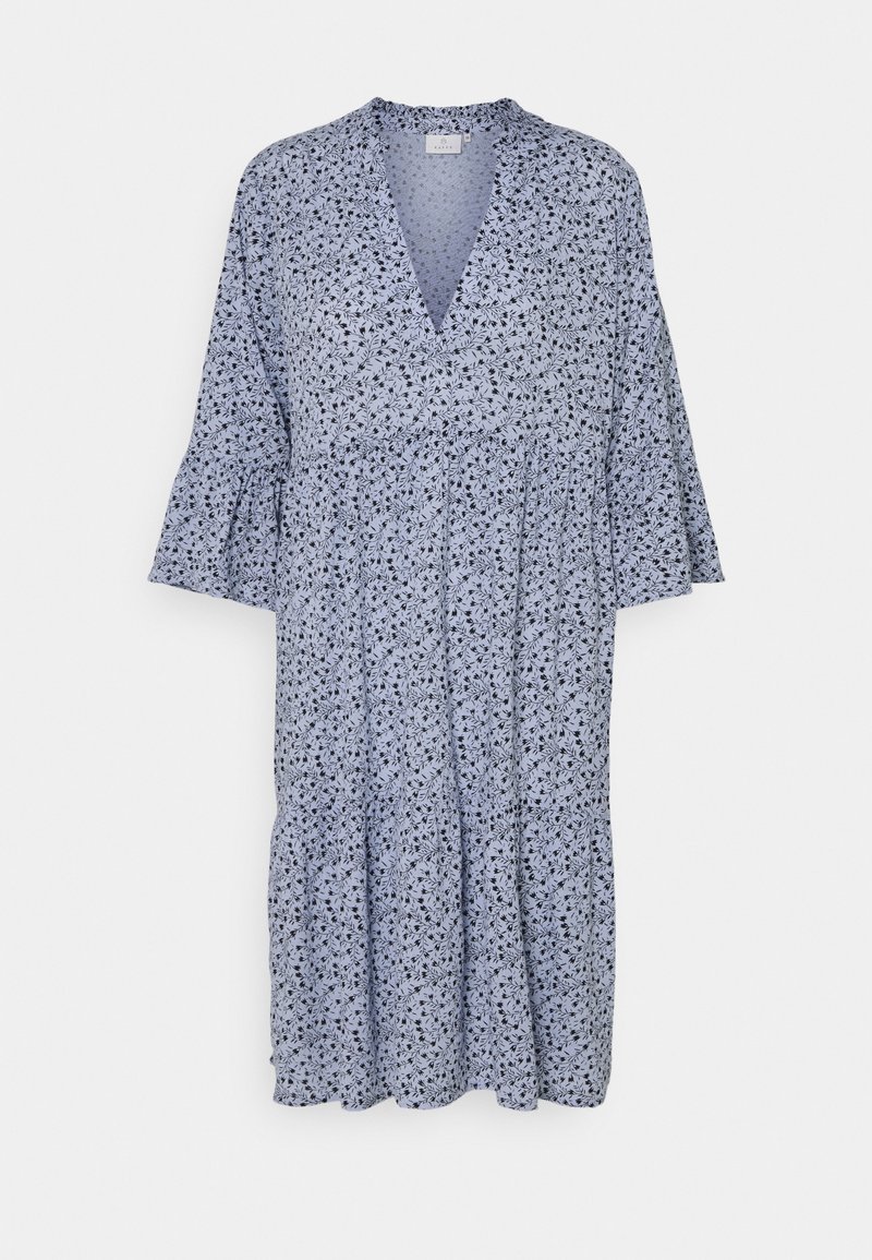 Robe à fleurs en tissu bleu clair, avec un décolleté en V, des manches courtes évasées et un bas à volants pour une coupe ample.