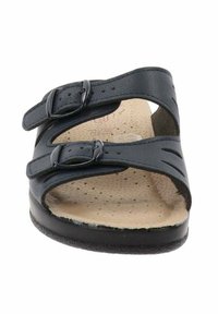 Sandalia negra con dos hebillas ajustables, parte superior sintética texturizada, plantilla acolchada de color marrón y suela de goma negra, con agujeros de ventilación.