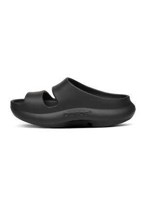 Schwarze Slip-On-Sandale mit dicker Sohle, offenem Zehenbereich und seitlichen Ausschnitten, für Komfort und Stabilität konzipiert, mit "oofos" auf der Seite gebrandet.