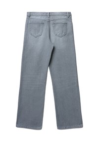 Jeans in denim grigio chiaro con design a gamba larga, dotati di due tasche posteriori e una finitura liscia e testurizzata. Cuciture dettagliate lungo le cuciture.