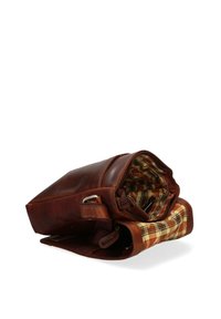 Borsa in pelle marrone con una forma strutturata, caratterizzata da una fodera interna a motivo scozzese. Chiusura con zip e tracolla regolabile sono visibili.
