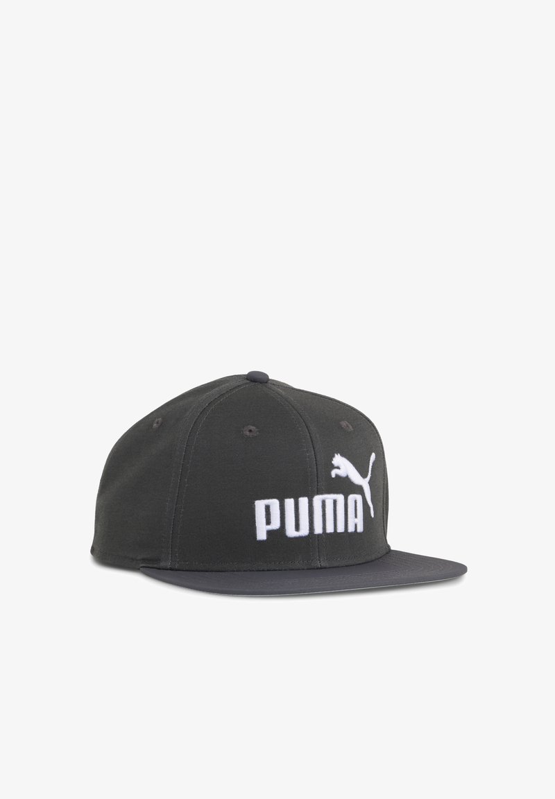 Căciulă neagră cu brâu plat, având un logo alb brodat "PUMA" și un emblemă cu pisica pe față. Fabricată dintr-un material textil cu un design structurat.