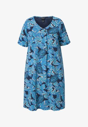 Kleid mit kurzen Ärmeln, das einen dunkelblauen Hintergrund mit einem lebhaften blau-weißen Blättermuster zeigt. V-Ausschnitt mit einem Knopfakzent. Weicher Stoff.