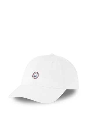 Casquette de baseball blanche à visière incurvée, ornée d'un petit logo circulaire avec des rayures bleues et rouges sur le panneau avant.