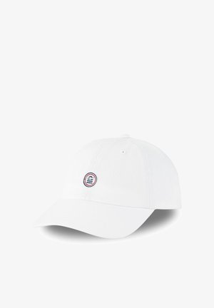 Casquette de baseball blanche à visière incurvée, ornée d'un petit logo circulaire avec des rayures bleues et rouges sur le panneau avant.