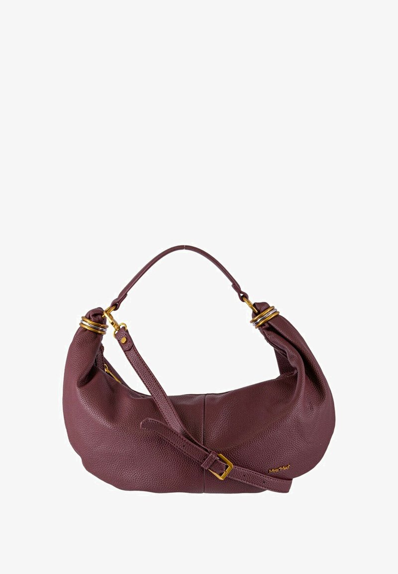 Borsa in pelle bordeaux con una forma morbida e rilassata, una tracolla regolabile e dettagli in metallo dorato.