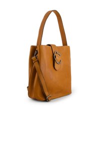 Sac à main en cuir beige avec une forme structurée, doté d'une poignée supérieure, d'une bandoulière amovible et d'un accent métallique sur le rabat avant.