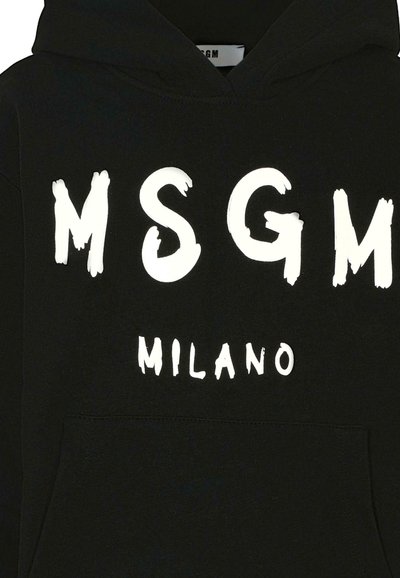 Felpa nera con cappuccio caratterizzata da lettere bianche in grassetto, spruzzate, che riportano la scritta "MSGM MILANO". Il tessuto è morbido con un interno in felpa e include una tasca frontale.