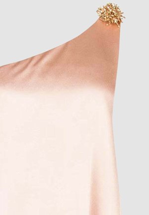 Abito in satin con una sfumatura dal morbido pesca al rosa tenue, caratterizzato da un design a una spalla con un accento dorato texturizzato sullo scollo.