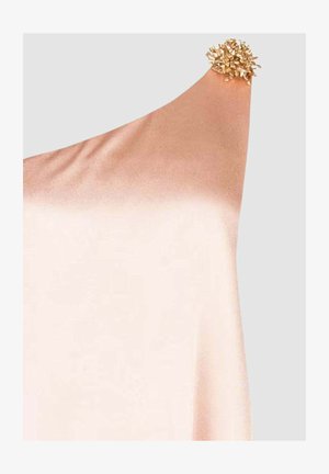 Abito in satin con una sfumatura dal morbido pesca al rosa tenue, caratterizzato da un design a una spalla con un accento dorato texturizzato sullo scollo.