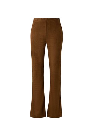 Bruine suède hoge taille broek met licht uitlopende benen en zijslits aan de onderzijde, weergegeven tegen een witte achtergrond.