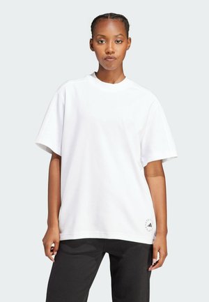 Hvit oversized bomull t-skjorte med korte ermer, rund hals, og subtil merking nederst. Glatt tekstur og avslappet passform.