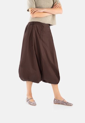 Braune, ballonförmige Culottes aus leichtem Stoff, mit hoher Taille, Seitentaschen und einer entspannten Silhouette.