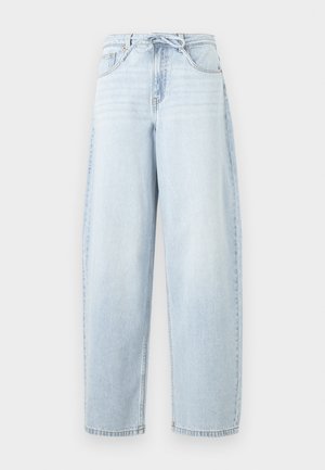 Világoskék, bőszárú farmernadrág magas derékkal és elöl megkötős övvel, fehér háttér előtt bemutatva.