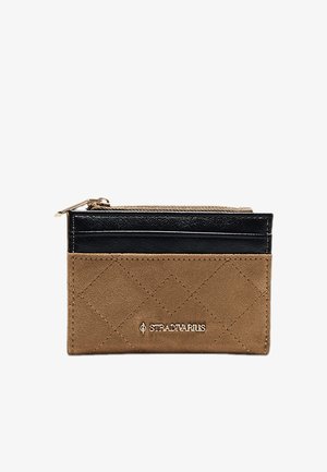 Mały brązowo-czarny etui na karty z pikowanym przeszyciem, przegródką na zamek i logo Stradivarius w złotych literach.