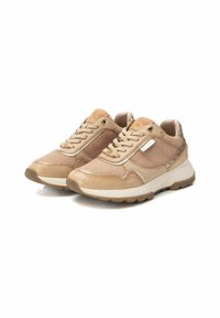 Sneaker atletici beige con texture e materiali misti, dotati di un colletto imbottito, design con lacci e suola in gomma curva. Gli accenti includono dettagli metallici.