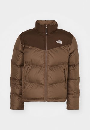 Braune Daunenjacke mit Reißverschluss vorne, hohem Kragen und einem dunkleren braunen Akzent an den Schultern. Enthält das Logo auf der linken Brust.