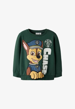 Felpa verde con un personaggio canino animato in uniforme di polizia. Il testo riporta "Pup Pup Power" e "Duty Calls", con accenti testurizzati.