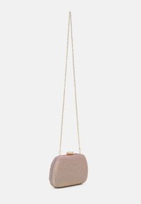 Borsa a pochette con tracolla in oro, caratterizzata da un corpo testurizzato rosa e oro. La parte superiore presenta una chiusura decorativa simile a un gioiello.