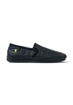 Pantofole nere senza lacci con tomaia trapuntata, suola morbida e testurizzata, e piccolo logo verde sul lato, mostrate di profilo su sfondo bianco.