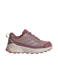 Rosa und grauer Sportschuh mit einem strukturierten Obermaterial, Design mit drei Streifen, verstärktem Absatz und einer robusten Sohle mit roten Akzenten.