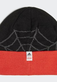 Berretto di lana nero e rosso con un design di ragnatela grigia, dotato di un'etichetta Adidas e un'etichetta Marvel sul polsino.